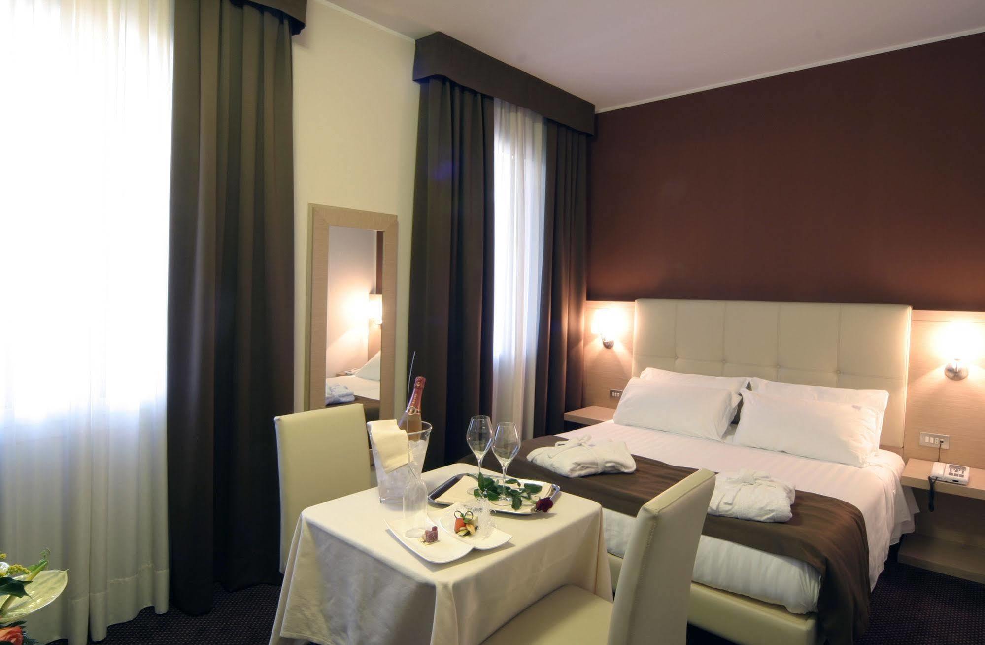 רובאנו Hotel Vittoria מראה חיצוני תמונה